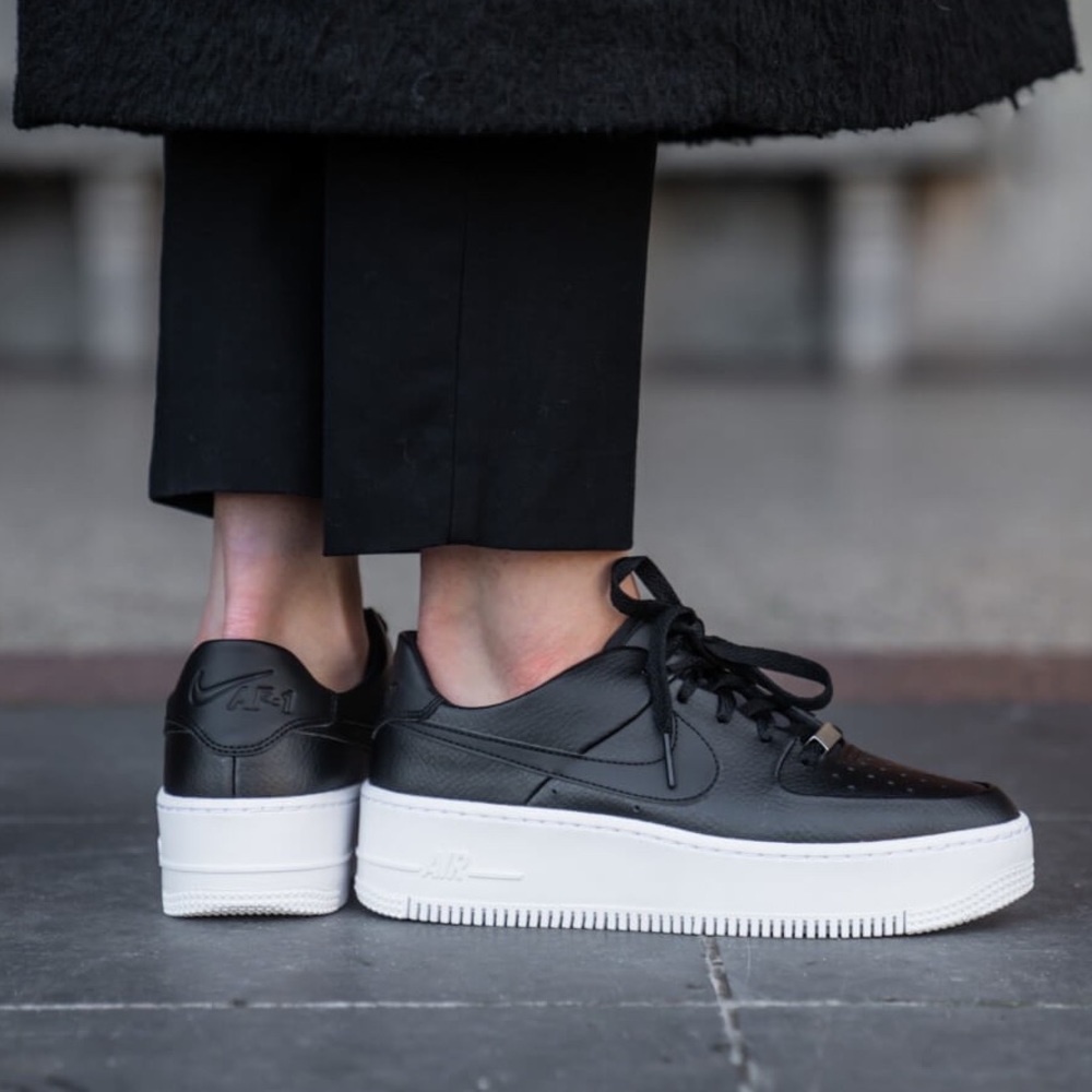 πΈ NIKE AIR FORCE 1 Sage Low Sneakers Shoes Black - Picture 4 of 10